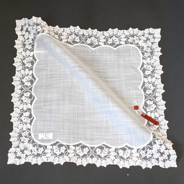 縁取りがレースの白ハンカチーフ