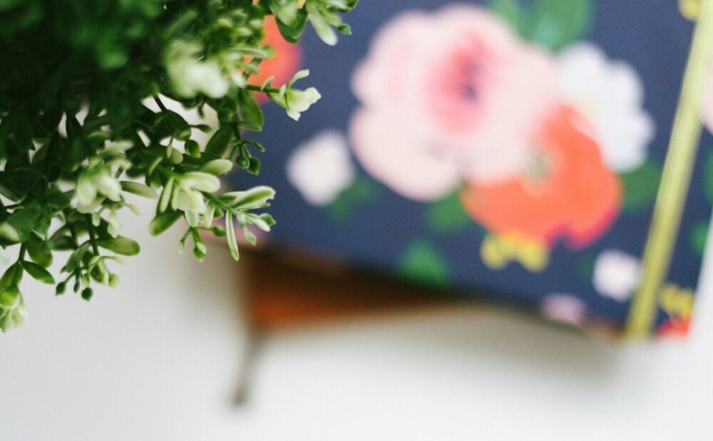 花柄のノートと植物の画像