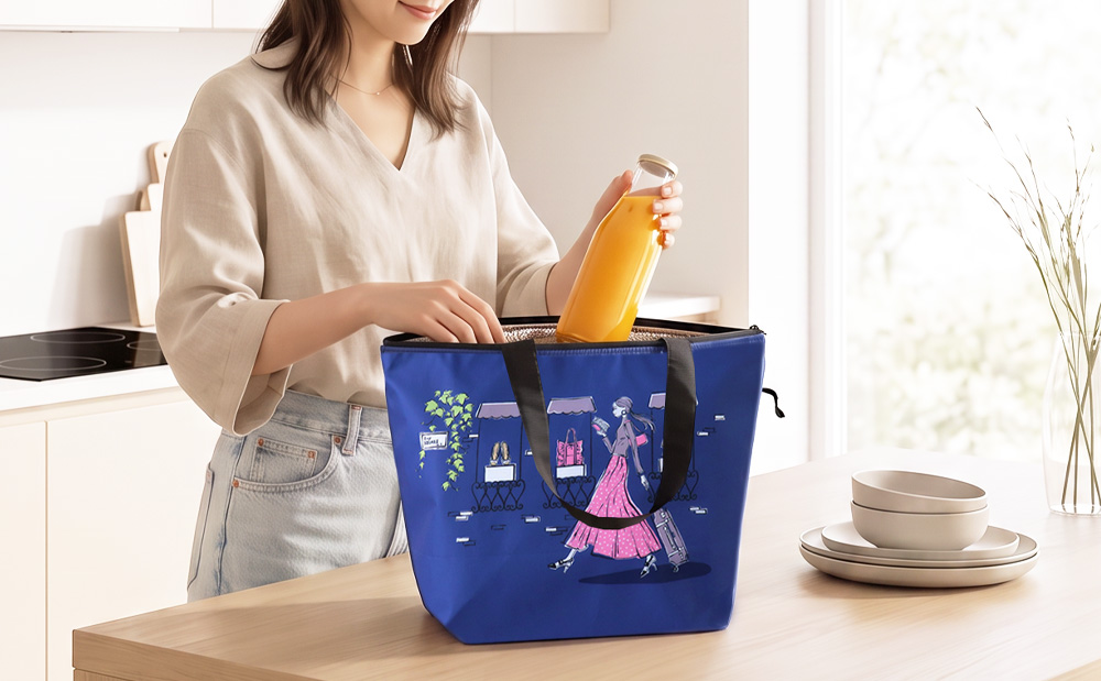 コスパ最強！
ソフィスティ 保冷・保温バッグ

たっぷり入って、折りたためる。
毎日使える、おしゃれな保冷・保温バッグ。

1,650円（税込）