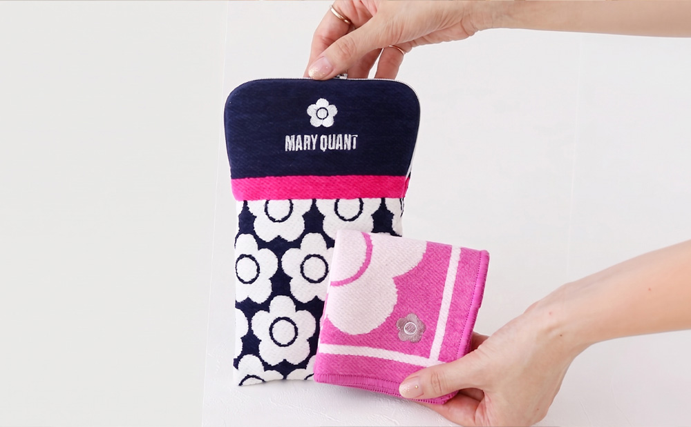 旅のお供に。
毎日のバッグに。
大切な方へのギフトに。
MARY QUANTの人気アイテム・ファスナー付きタオルで、毎日を心地よく彩ってみませんか。