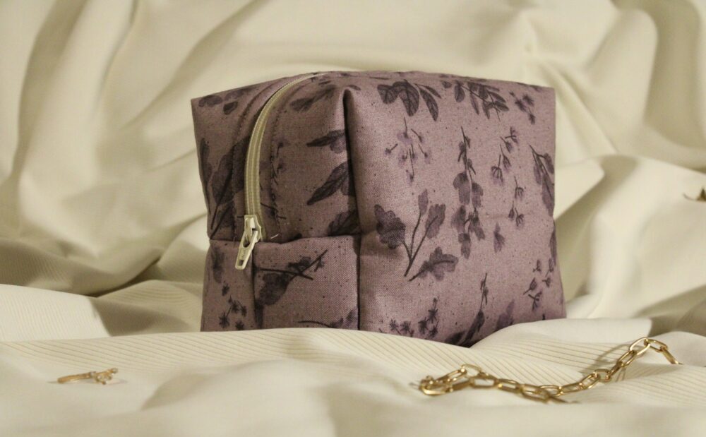 茶色の花柄プリントのシックなポーチ